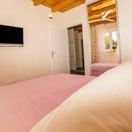 Darko - Open Pool Holiday home